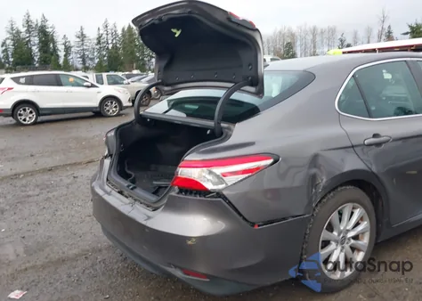 2020 Toyota Camry Le z USA, uszkodzony, nr VIN 4T1C11AK7LU956309